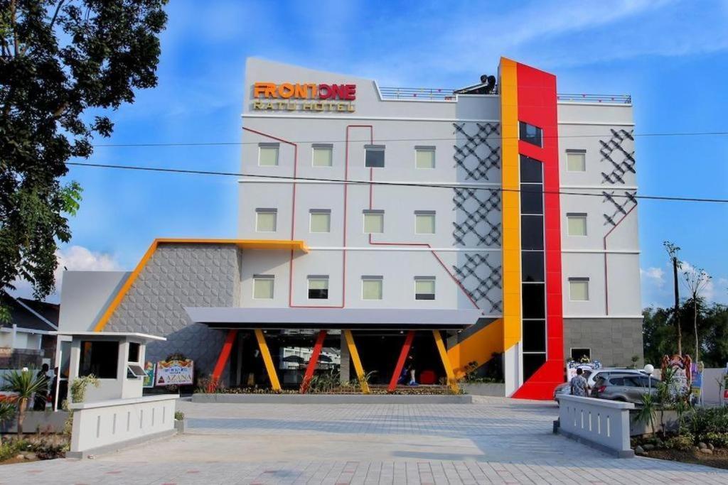 Front One Hotel Nganjuk Dış mekan fotoğraf